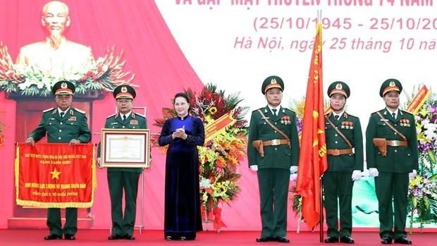 National Assembly Chairwoman Nguyen Thi Kim Ngan (third, left) presents the title Hero of the People’s Armed Forces to the General Department of Military Intelligence at the ceremony in Hanoi on October 25 (Photo: VNA)