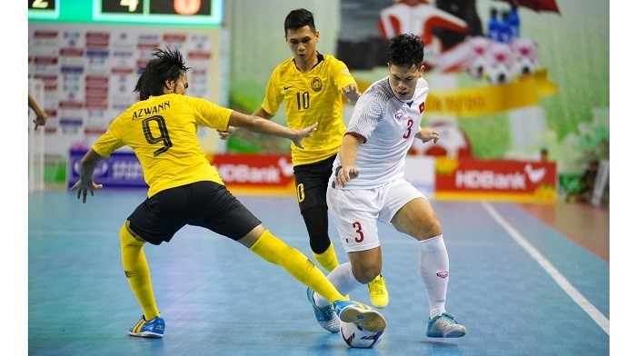 Hosts Vietnam (in white) beat Malaysia 4-2 in the last matchday of Group B, on Wednesday, to progress to the semis of the ongoing 2019 AFF Futsal Championship. (Photo: Vietnam Football Federation)