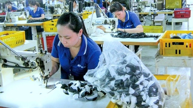 Workers on a baseball glove production line of Tri-Viet International Co., Ltd., a 100% Japanese-invested enterprise operating in Tra Noc 2 Industrial Zone, Can Tho City. (Photo: Can Tho Newspaper)