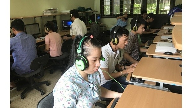 Vietnam has issued and implemented a ranges of policies and projects to help remove barriers and create jobs for people with visual impairments to rise up in their lives. (Photo for illustration: Ha Noi Moi)