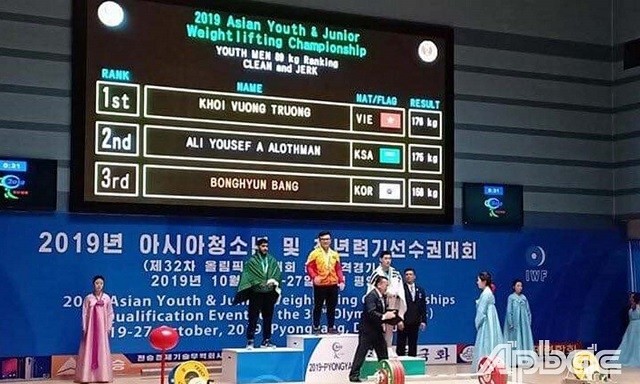 Vuong Truong Khoi on the podium for his gold medal in the men’s youth 89kg clean and jerk category. (Photo: baoapbac.vn)