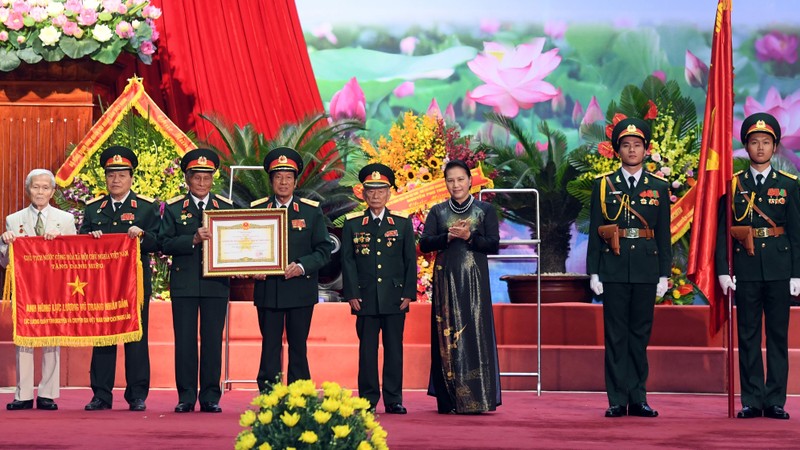 National Assembly Chairwoman Nguyen Thi Kim Ngan presented the title of Hero of the People’s Armed Forces to Vietnamese voluntary soldiers and experts. (Photo: NDO/DUY LINH)
