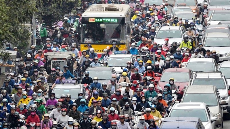 The high volume of vehicles has caused not only environmental pollution but also increasingly serious traffic congestion. (Photo: hanoimoi.com.vn)
