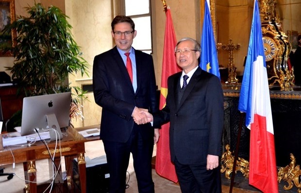Politburo member and permanent member of the CPV Central Committee’s Secretariat Tran Quoc Vuong (R) shakes hands with First Vice President of French Senate Phillipe Dallier. (Photo: VNA)