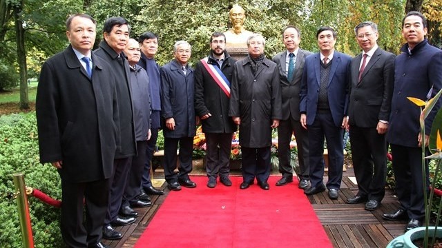 A high-ranking delegation of the Communist Party of Vietnam visits the President Ho Chi Minh Monument in Montreau Park in in Montreuil City. (Photo: NDO/ Khai Hoan – Dinh Tuan)