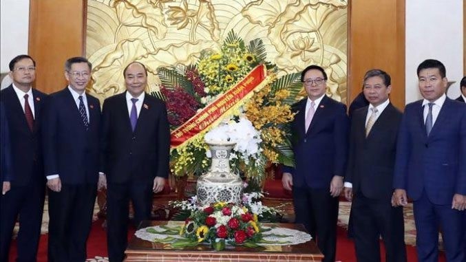 PM Nguyen Xuan Phuc (third from left) congratulates the PCC Commission for External Relations. (Photo: VNA)