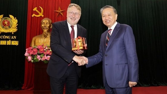Vietnamese Minister of Public Security Gen. To Lam (R) and Chairman of the European Parliament's Committee on International Trade Bernd Lange. (Photo: VNA)