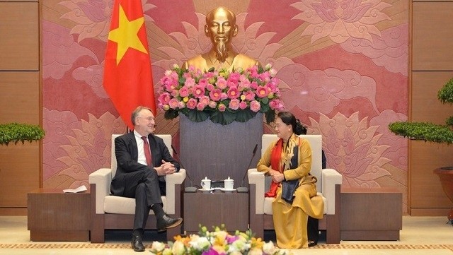 NA Chairwoman Nguyen Thi Kim Ngan (R) receives a delegation of the European Parliament’s Committee on International Trade, led by its Chairman Bernd Lange, in Hanoi on October 30. (Photo: VOV)
