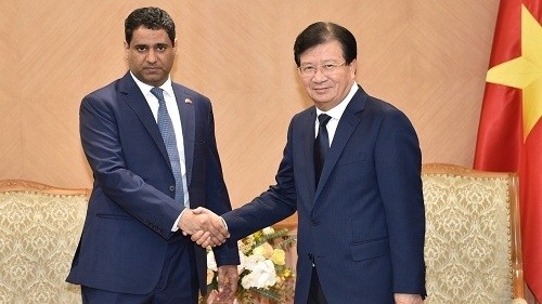 Deputy PM Trinh Dinh Dung (R) and CEO of Mubadala Petroleum Bakheet Al Katheeri  (Photo: VGP)
