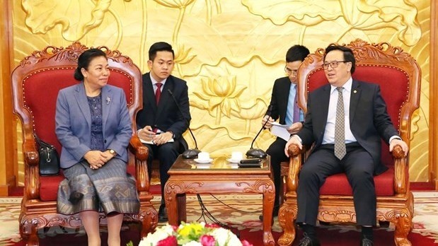 Head  of the Party Central Committee’s Commission for External Relations Hoang Binh Quan (R) and the Lao guest (Photo: VNA)