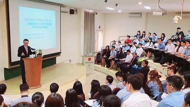 Ambassador Vu Quang Minh during his presentation at RUPP on October 30, 2019. (Photo: NDO)