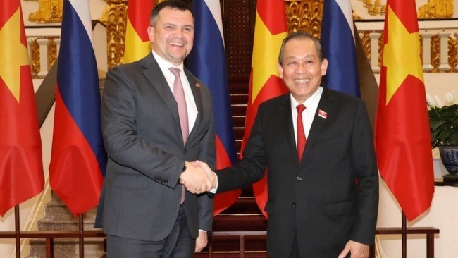 Deputy PM Truong Hoa Binh (right) and his Russian counterpart Maxim Akimov (Photo: VGP)