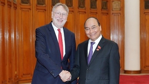 Prime Minister Nguyen Xuan Phuc (R) and Chairman of the European Parliament’s Committee on International Trade Bernd Lange. (Photo: VGP)