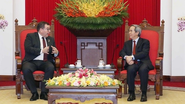 Chairman of the Party Central Committee’s Economic Commission Nguyen Van Binh (R) and Minister of Finance, Minister for Sport and Recreation and Associate Minister for Arts, Culture and Heritage of New Zealand Grant Robertson. (Photo: VNA)
