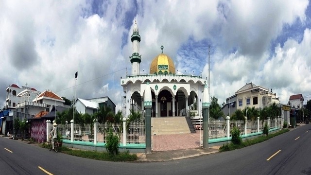 Around Masjid Al-Ehsan Mosque in Da Phuoc, there are more and more multiple modern houses of Cham people erected. (Photo: NDO/Lam Long Ho)