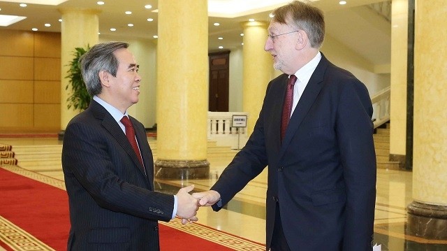 Politburo member and Chairman of the Party Central Committee’s Economic Commission Nguyen Van Binh (L) welcomes Bernd Lange, Chairman of the European Parliament’s Committee on International Trade, in Hanoi on October 30. (Photo: VNA)