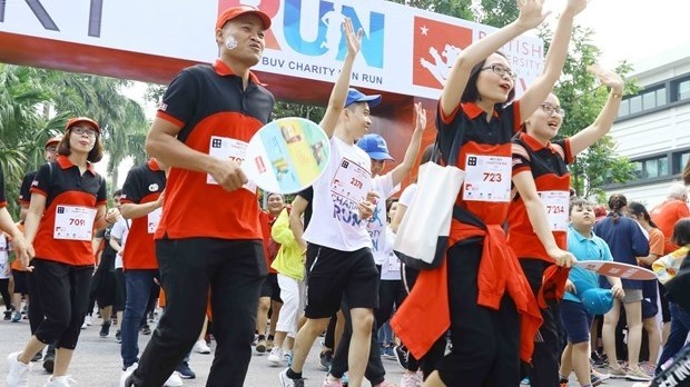 Nearly 8,000 people take part in the Charity Fun Run in Hung Yen province on November 3 (Photo: VNA)