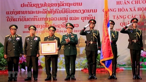 Vietnamese Defence Minister General Ngo Xuan Lich (C) and Lao army officers at the ceremony (Photo: VNA)