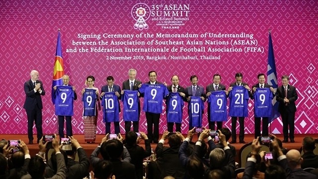 PM Nguyen Xuan Phuc (sixth from right) and leaders of Southeast Asian countries at the signing of the MoU. (Photo: NDO)