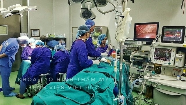 Doctors at the Vietnam - Germany Friendship Hospital perform the most difficult technique in microtia ear reconstruction. (Photo provided by the hospital)