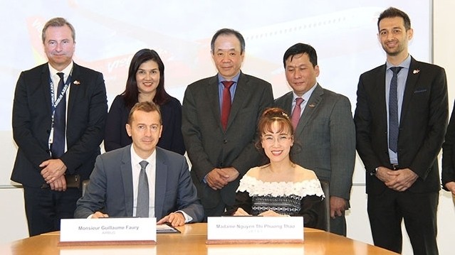 Vietjet President & CEO Nguyen Thi Phuong Thao and Airbus Chief Executive Officer Guillaume Faury co-sign the important contract during the official visit of Vietjet’s top leaders to Europe. (Photo: NDO/Khai Hoan)