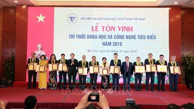 The ceremony to honour outstanding intellectuals (Photo: VNA)