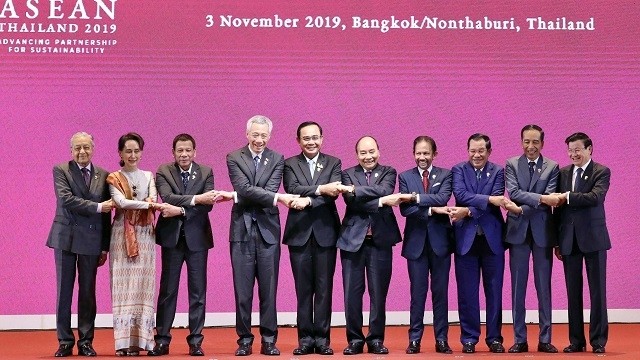 PM Nguyen Xuan Phuc (fifth from right) and ASEAN leaders pose for a photo at the opening ceremony of the 35th ASEAN Summit in Bangkok on November 3. (Photo: VNA)