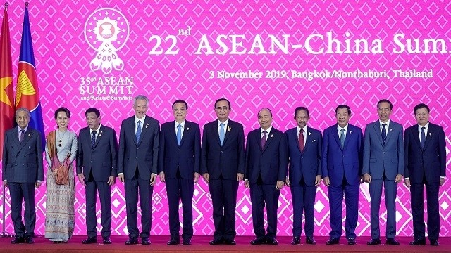 PM Nguyen Xuan Phuc (fifth, right), other ASEAN leaders and Chinese Premier Li Keqiang (fifth, left) at the 22nd ASEAN-China Summit in Bangkok on November 3. (Photo: VNA)