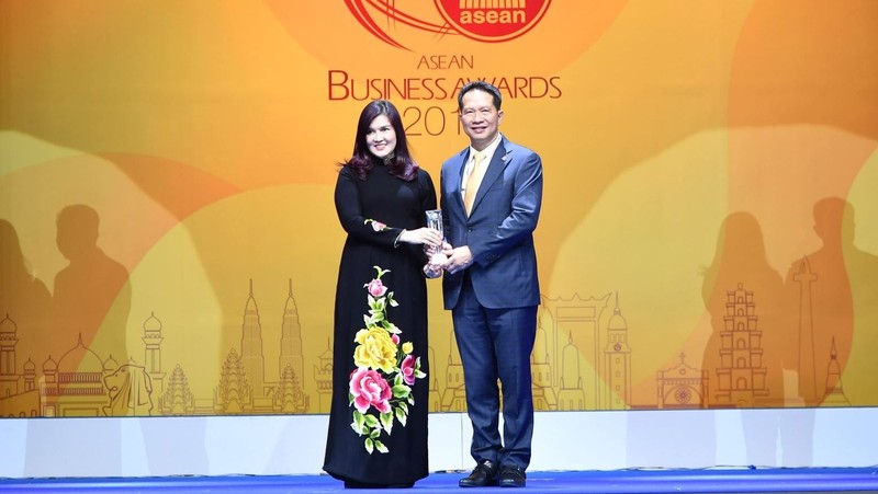 Vietjet Vice President Ho Ngoc Yen Phuong receives the awards. 