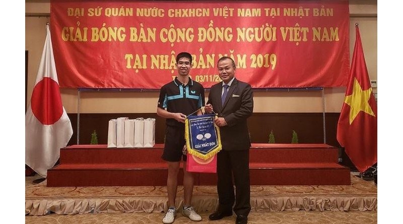 Vietnamese Ambassador to Japan Vu Hong Nam presents the first prize to Nguyen My Hung. (Photo: VNA)
