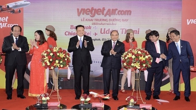 PM Nguyen Xuan Phuc (third from right) attends the launch of Vietjet's new flights in Thailand. (Photo: NDO/Thanh Giang)