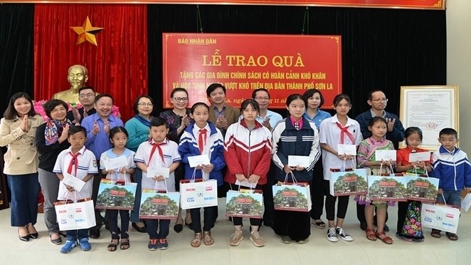 Disadvantaged students in Son La province receive gifts from Nhan Dan Newspaper’s working group.