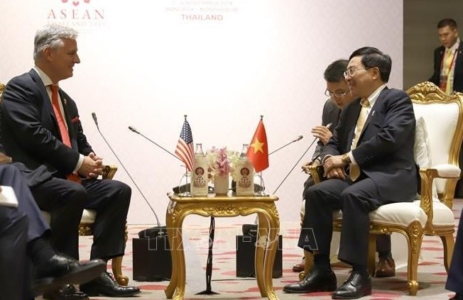 Deputy PM and FM Pham Binh Minh (R) and the US President’s Special Envoy Robert O’Brien. (Photo: VNA)