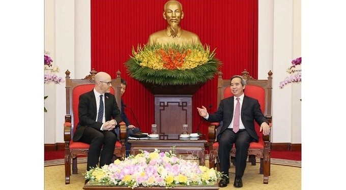 Head of the Party Central Committee’s Economic Commission Nguyen Van Binh (R) and Facebook’s Asia-Pacific Vice President of Public Policy Simon Miller. (Photo: VGP)