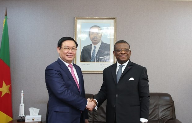 Deputy Prime Minister Vuong Dinh Hue (L) and Cameroon Prime Minister Joseph Dion Ngute (Photo: VNA)