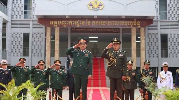 Sen. Lieut. Gen. Phan Van Giang (L) and General Vong Pisen at the welcome ceremony (Photo: VNA)