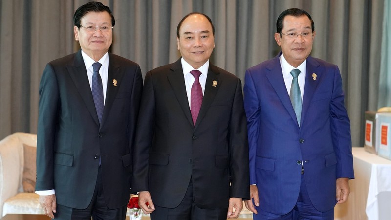 PM Nguyen Xuan Phuc (middle) meets with Lao PM Thongloun Sisoulith and Cambodian PM Samdech Hun Sen. (Photo: VGP)