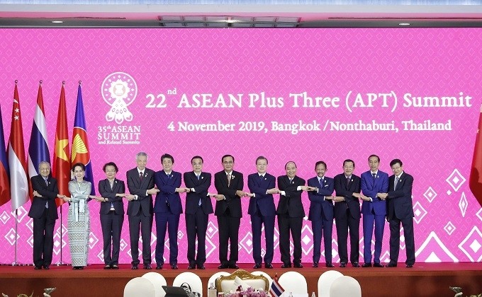 PM Nguyen Xuan Phuc (fifth from right) and other leaders attend the 22nd ASEAN Plus Three Summit in Bangkok, Thailand on November 4. (Photo: VGP)
