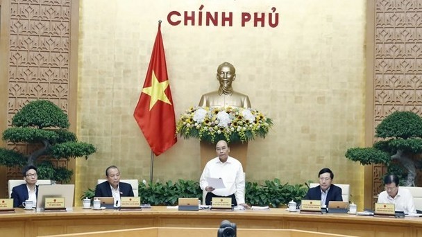 Prime Minister Nguyen Xuan Phuc (standing) speaks at the meeting (Photo: VNA)