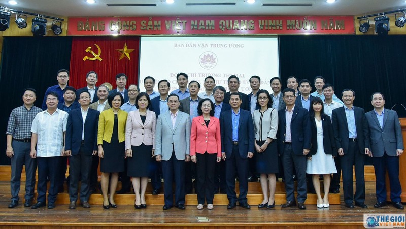 Head of the PCC's Commission for Mass Mobilisation Truong Thi Mai and heads of Vietnamese overseas missions. (Photo: baoquocte.vn)