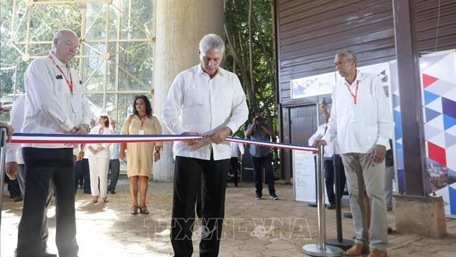 President Miguel Díaz-Canel Bermúdez cuts the ribbon at the opening ceremony (Photo: VNA)