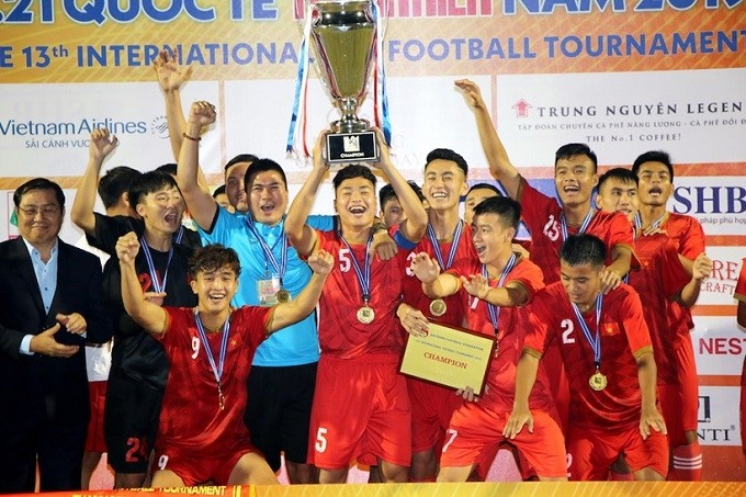 Vietnam U21s celebrate their championship trophy. (Photo: VFF)