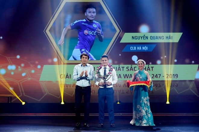 Nguyen Quang Hai wins the "Best Player of V.League 2019" award.