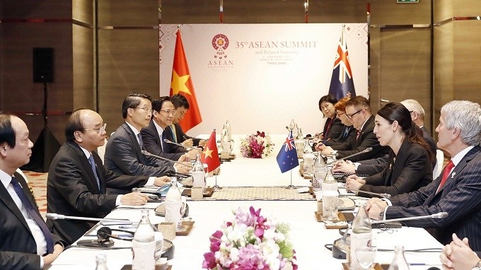 PM Nguyen Xuan Phuc (L) meets with his New Zealand counterpart Jacinda Ardern on the sidelines of the 35th ASEAN Summit in Bangkok on November 4. (Photo: VGP)