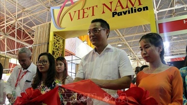 Vietnamese Ambassador to Cuba Nguyen Trung Thanh (second from right) cut the ribbon to kick off the event. (Photo: VNA)