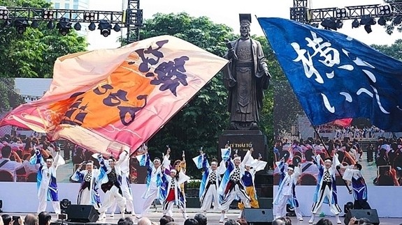 A Japanese dance at Ly Thai To Park in Hanoi (Photo: qdnd.vn)