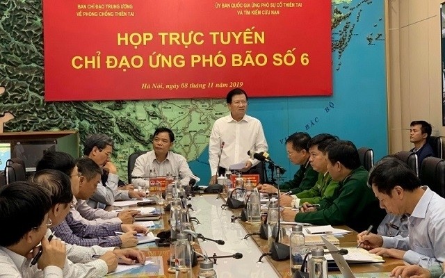 Deputy PM Trinh Dinh Dung (standing) speaks at the meeting. (Photo: NDO/Thanh Tra)