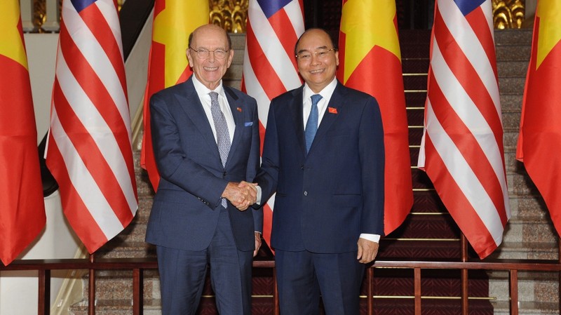 PM Nguyen Xuan Phuc (R) and US Secretary of Commerce Wilbur Ross. (Photo: NDO/Tran Hai)