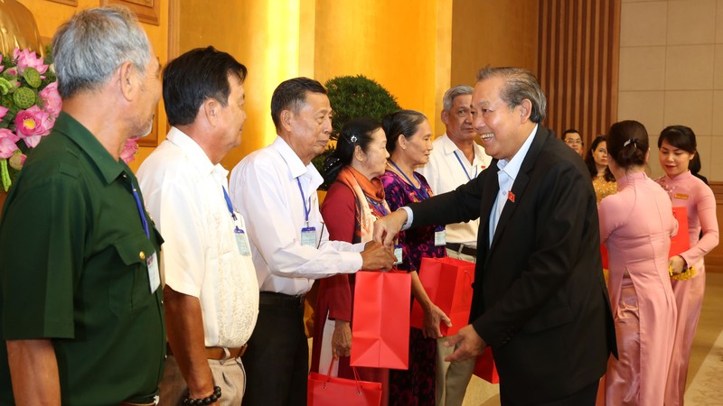 Deputy PM Truong Hoa Binh presents gifts to revolutionary contributors from Kien Giang province. (Photo: VGP)