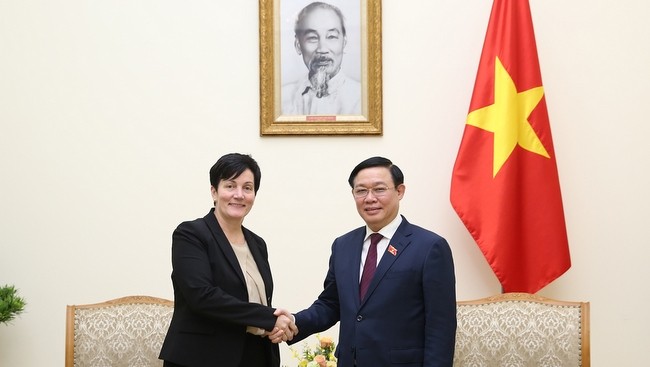 Deputy PM Vuong Dinh Hue (right) and IFC Chief Operating Officer Stephanie von Friedeburg (Photo: VGP)